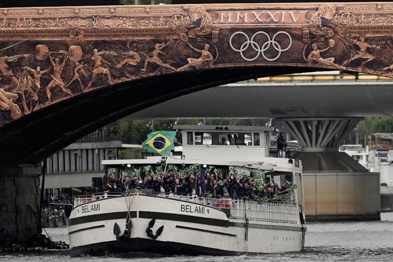 Paris/França - 2024.07.26 - Jogos Olímpicos Paris 2024 - Cerimônia de Abertura. O barco da delegação do Time Brasil passa pelo Rio Sena durante a Cerimônia de Abertura dos Jogos Olímpicos Paris 2024.