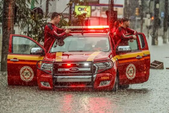 Porto Alegre enfrenta chuva forte e bairro Menino Deus volta a alagar