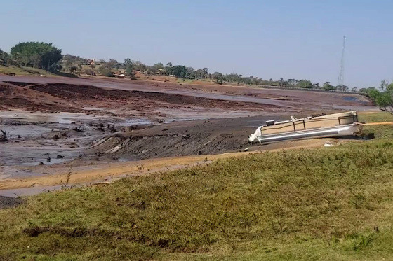 Rompimento de barragem de represa em condomínio de luxo mobiliza bombeiros de Campo Grande