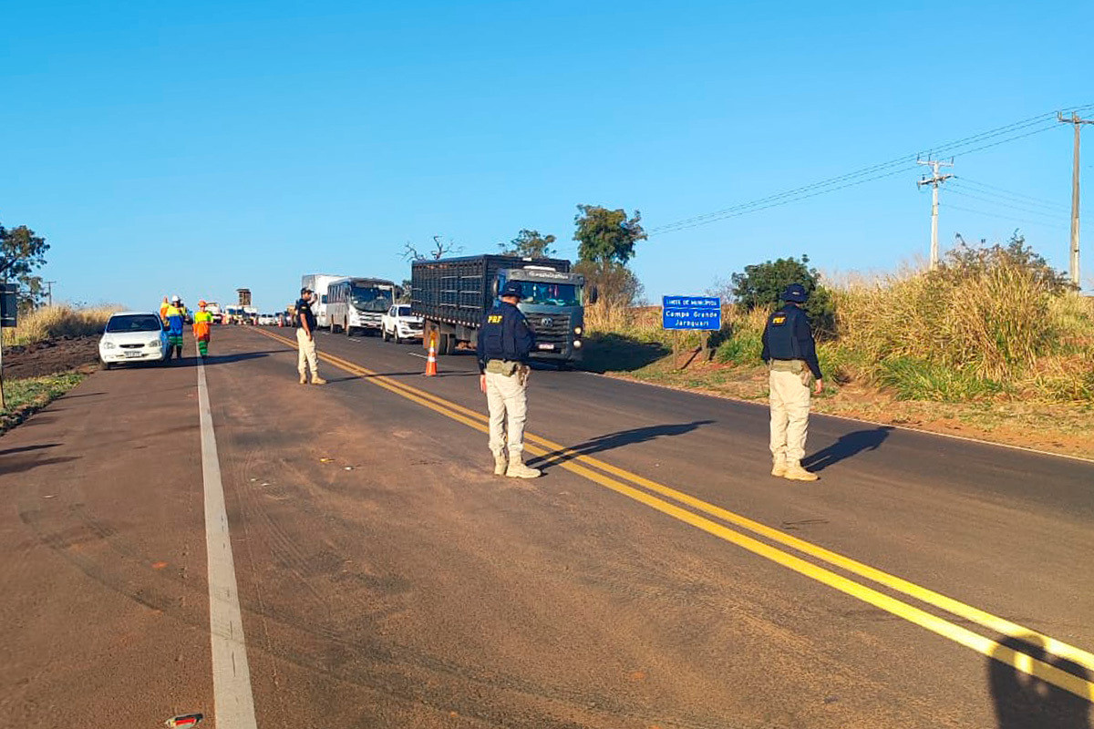 Parte da pista desaba e trânsito segue em meia-pista entre Campo Grande e Jaraguari