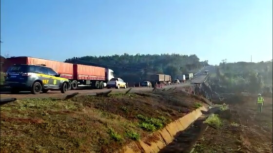 Parte da pista desaba e trânsito segue em meia-pista entre Campo Grande e Jaraguari