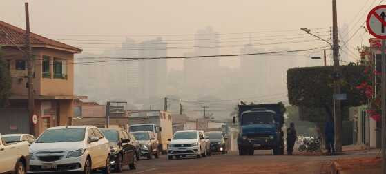 Frente fria traz fumaça e possível queda de temperatura em Campo Grande