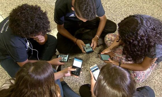 Educadores apoiam possível restrição ao uso de celulares nas escolas