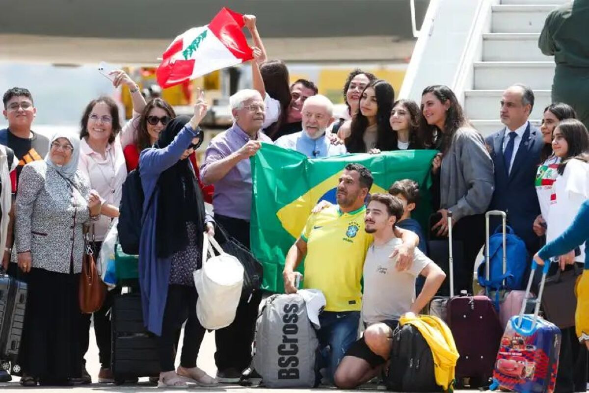 Avião da FAB com brasileiros repatriados pousa em São Paulo