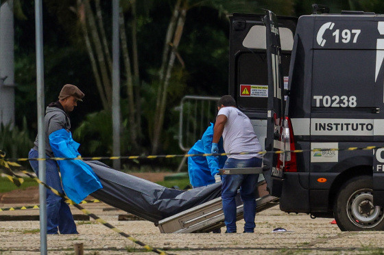 Polícia retira corpo de autor de atentado na Praça dos Três Poderes