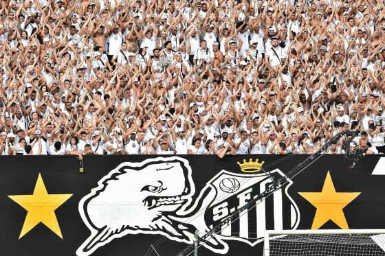 Santos levanta taça e comemoram ao lado da torcida seu título da Série B