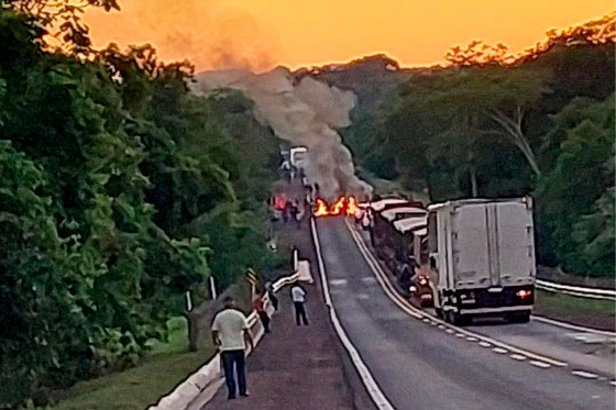 Manifestantes do MST ateiam fogo e bloqueia totalmente a BR-262 entre Anástacio e Miranda