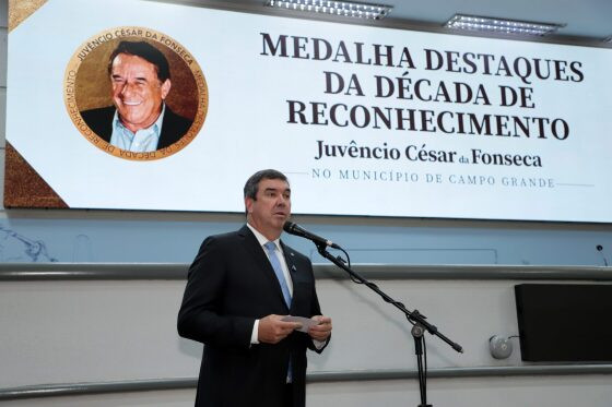 Governador Eduardo Riedel e a prefeita Adriane Lopes recebem medalha de destaque da década