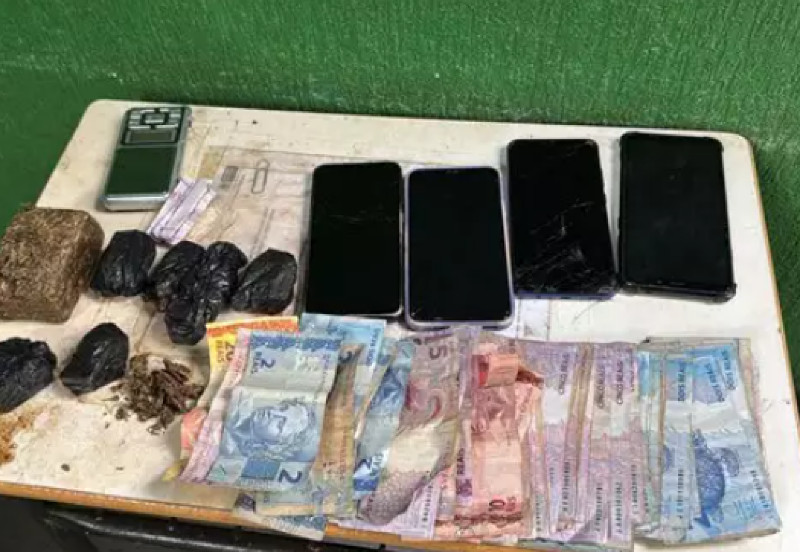 Durante a ação, foram cumpridos 15 mandados de busca e apreensão, e três pessoas foram presas em flagrante