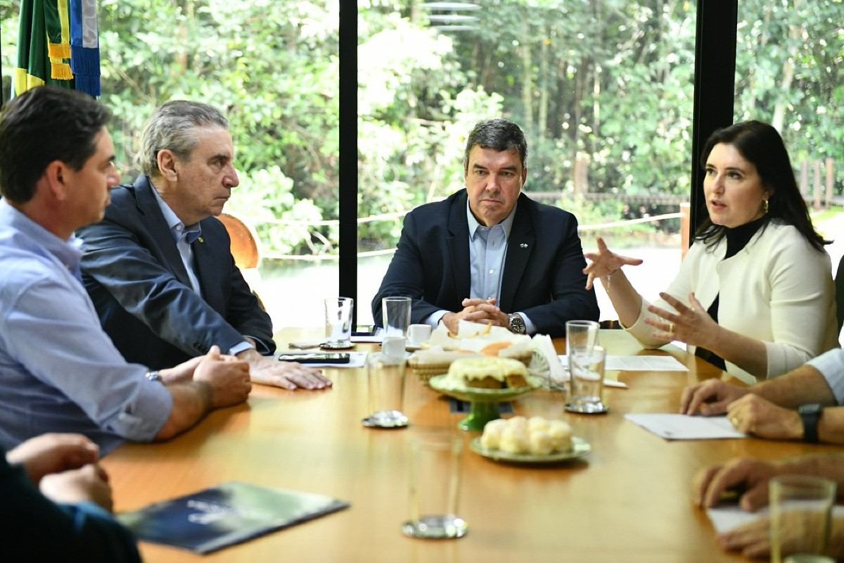 Simone Tebet e Eduardo Riedel debatem soluções para a crise no agronegócio