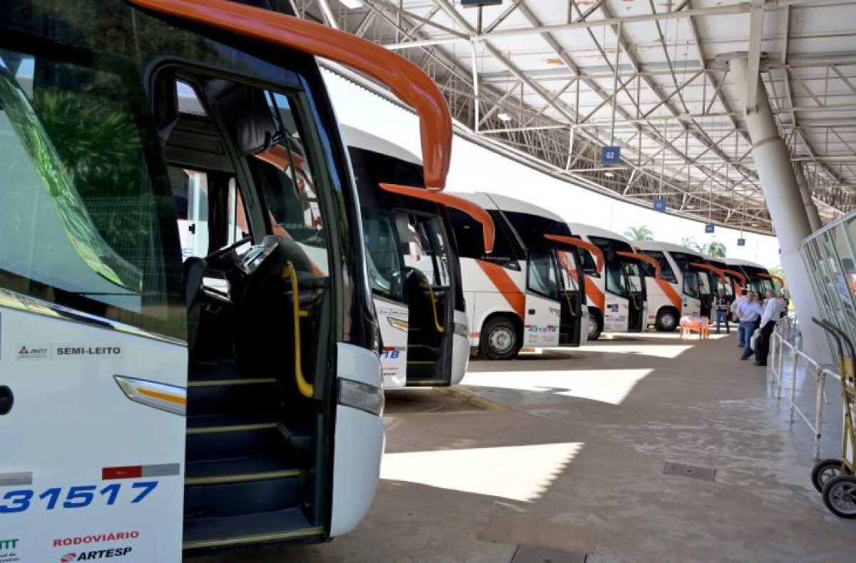 Ônibus na rodoviária de transporte intermunicipal de passageiros 