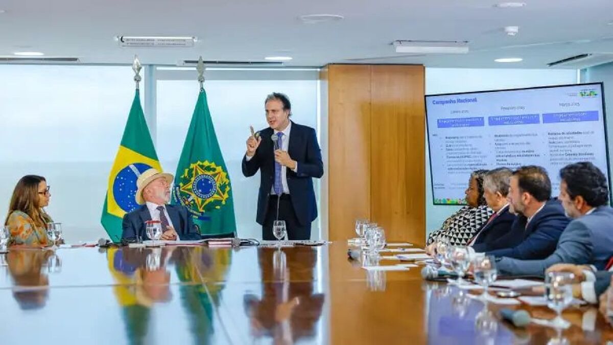 Lula sanciona lei que restringe uso de celular em escolas