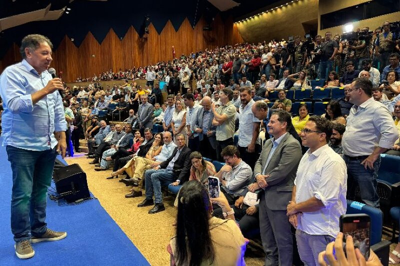 O evento também contou com a participação do governador Eduardo Riedel, que encerrou a cerimônia destacando os desafios enfrentados pelo setor educacional 