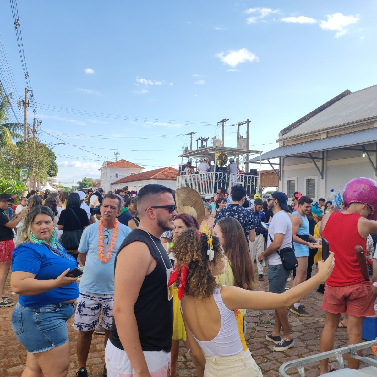 Bloco Acorda o Galo estreia com folia e café na Morada dos Baís