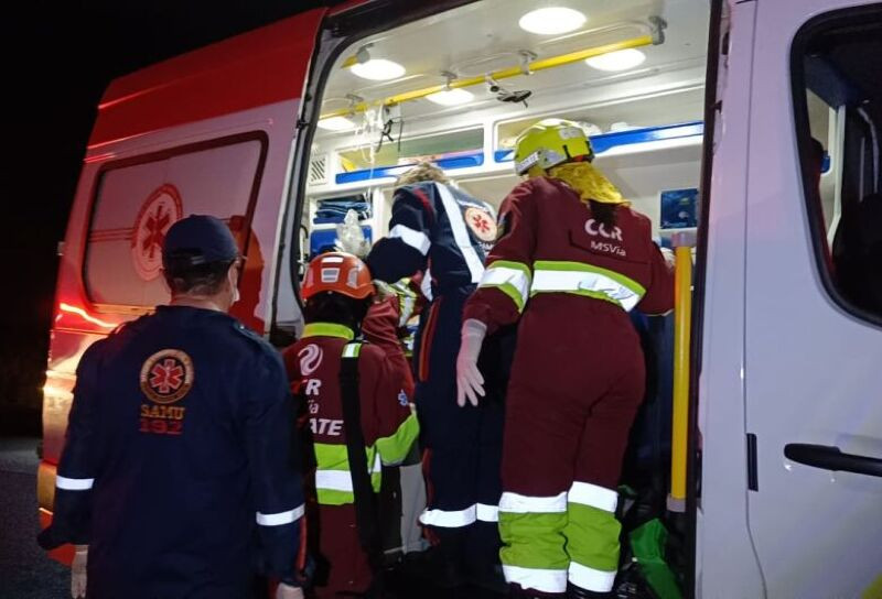 O acidente envolveu uma caminhonete, uma VW/Kombi e um GM/Corsa, deixando cinco pessoas feridas e um menino de 9 anos morto
