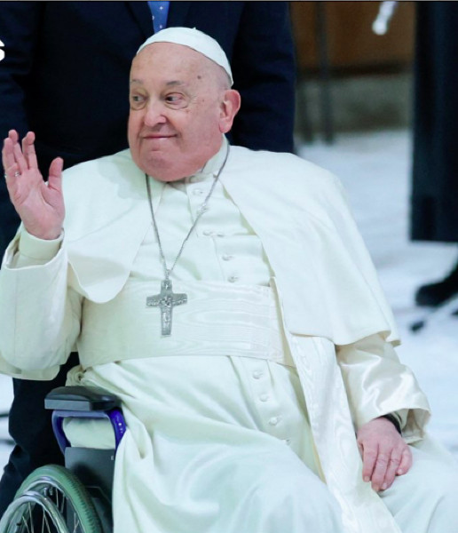 Papa Francisco tem crise de asma prolongada e condição crítica, diz Vaticano