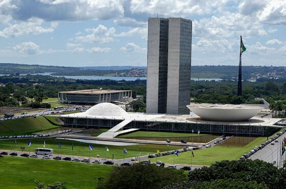 Senado e C&acirc;mara dos Deputados est&atilde;o entre os pioneiros da cria&ccedil;&atilde;o de escolas do Legislativo
