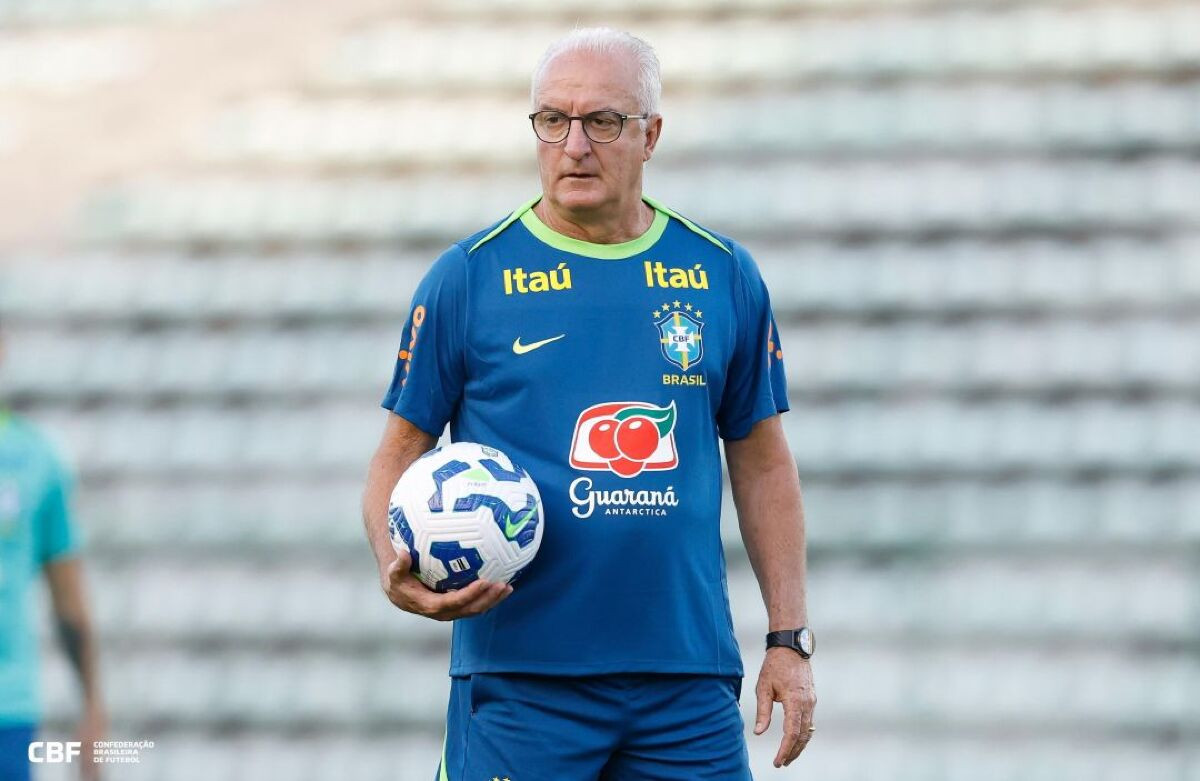 Dorival Jr. atento durante treino pela Seleção Brasileira no Bezerrão