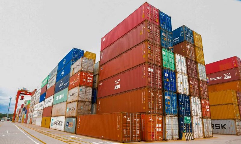 Porto ITapoá SC. Os Portos tem sempre uma movimentação grande de container e navios e movimenta o marcado de importação e exportação
