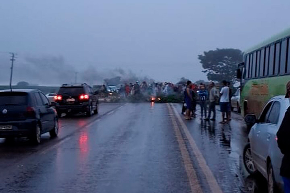 Integrantes do MST bloqueiam BR-060 entre Sidrol&acirc;ndia e Campo Grande