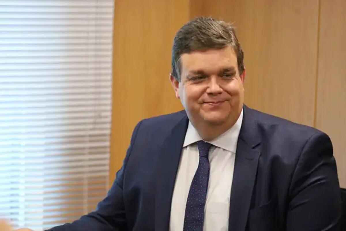 Após fraude no INSS, Lupi pede demissão do Ministério da Previdência