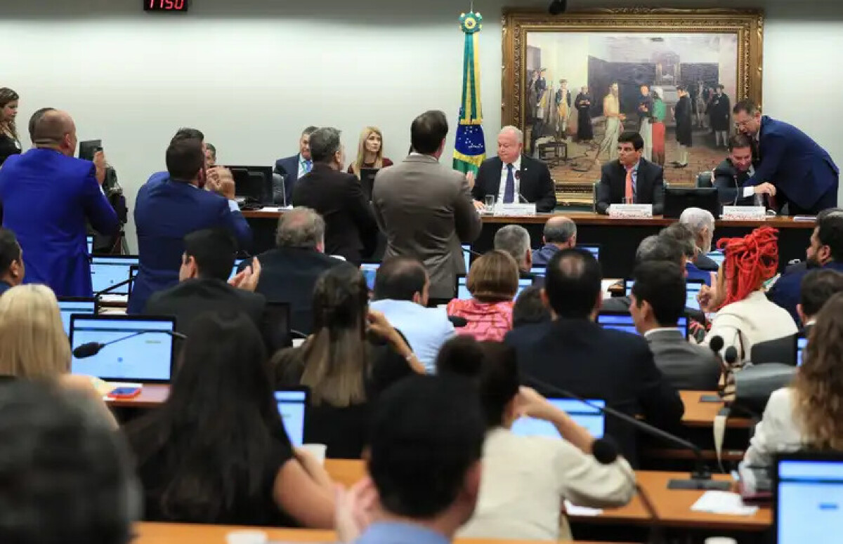 CCJ da Câmara aprova suspensão da ação contra Bolsonaro e Ramagem