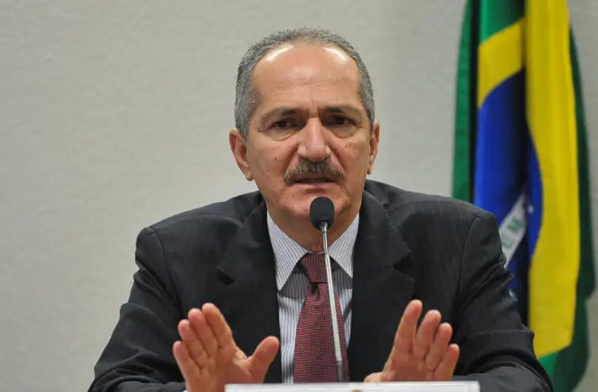 Moraes ameaça prender ex-deputado durante audiência da ação do golpe
