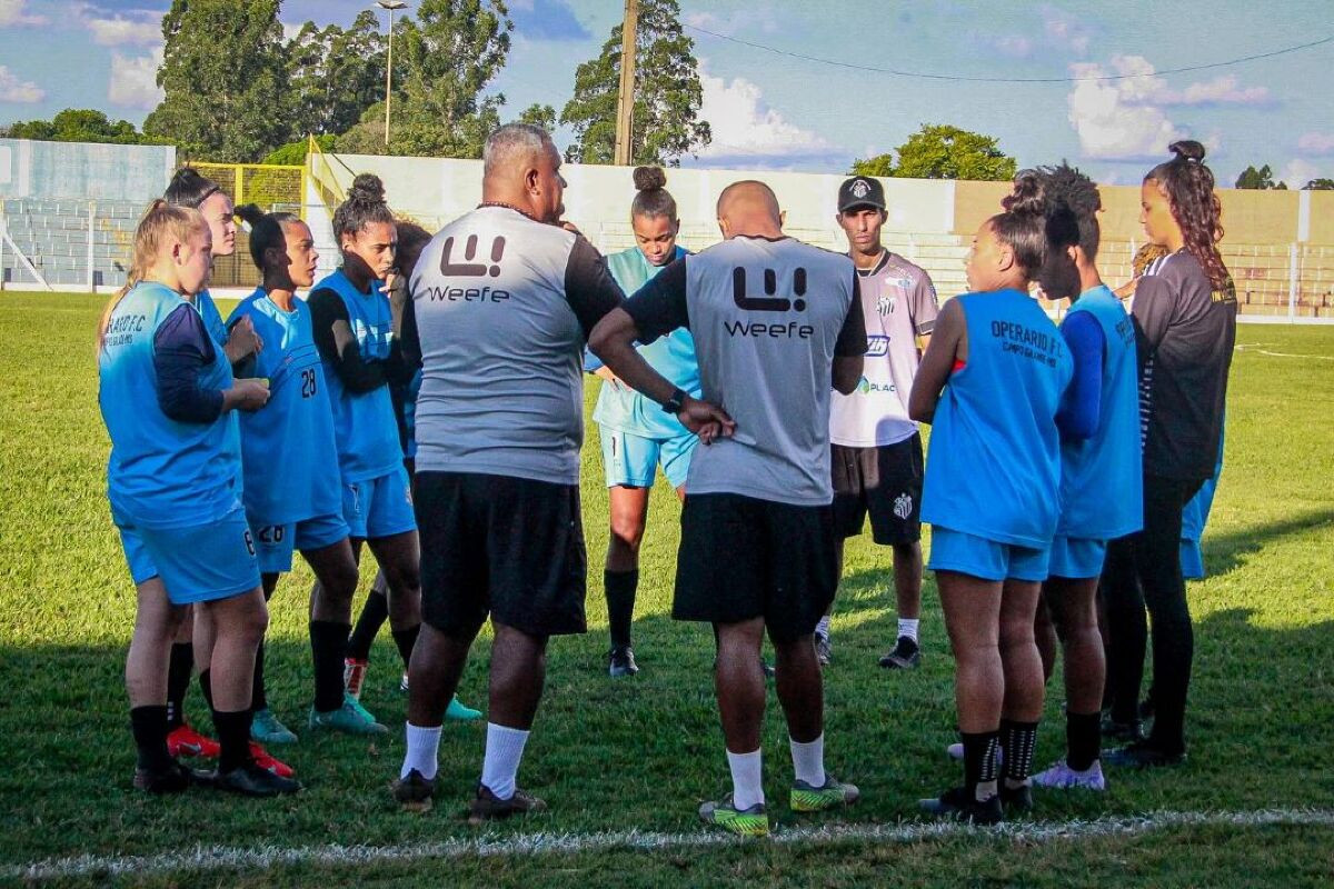 Treinador Fuscão e atletas do Operário FC Feminino Brasileirão A3