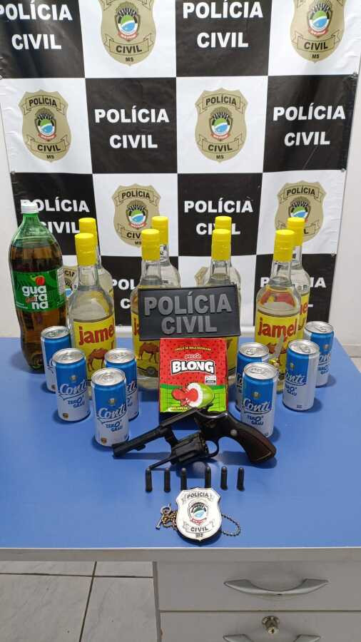 Casal é preso em flagrante após furtar bar e esconder arma enterrada