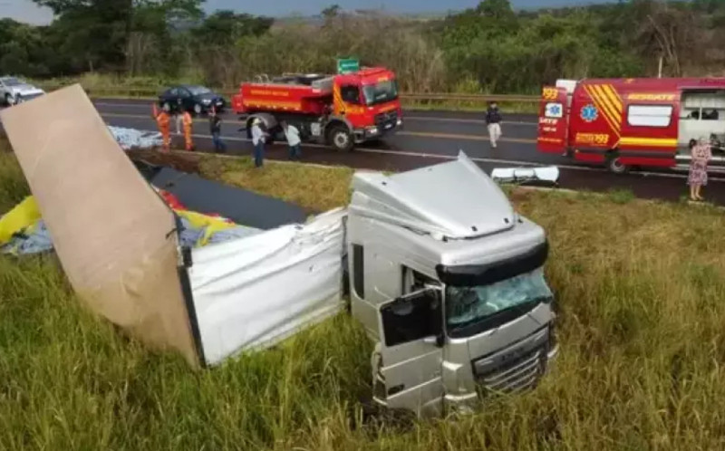 Veículo saiu da pista após colisão e motorista ficou ferido.