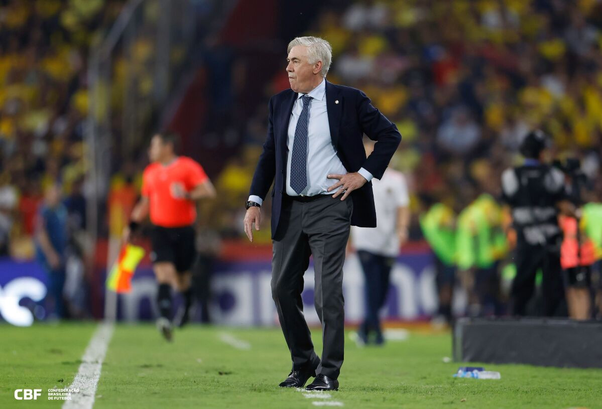 Carlo Ancelotti contra o Equador no seu primeiro jogo pela Seleção Brasileira