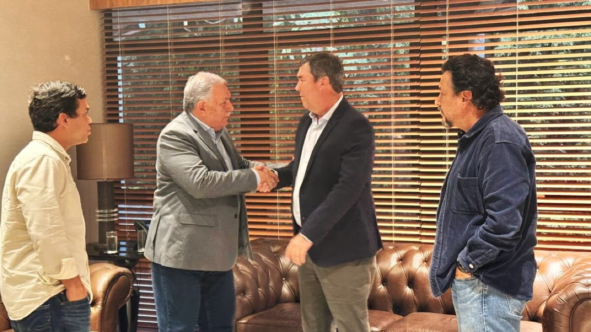 Governador Eduardo Riedel e Estevão Petrallás durante reunião