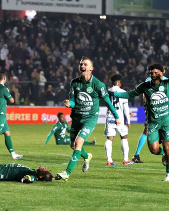 Chapecoense vence o Operário-PR de virada em jogo de polêmica com VAR