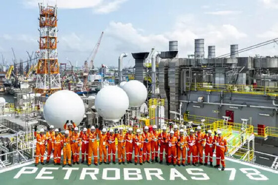 Plataforma da Petrobras que reforçará o pré-sal deixa Singapura