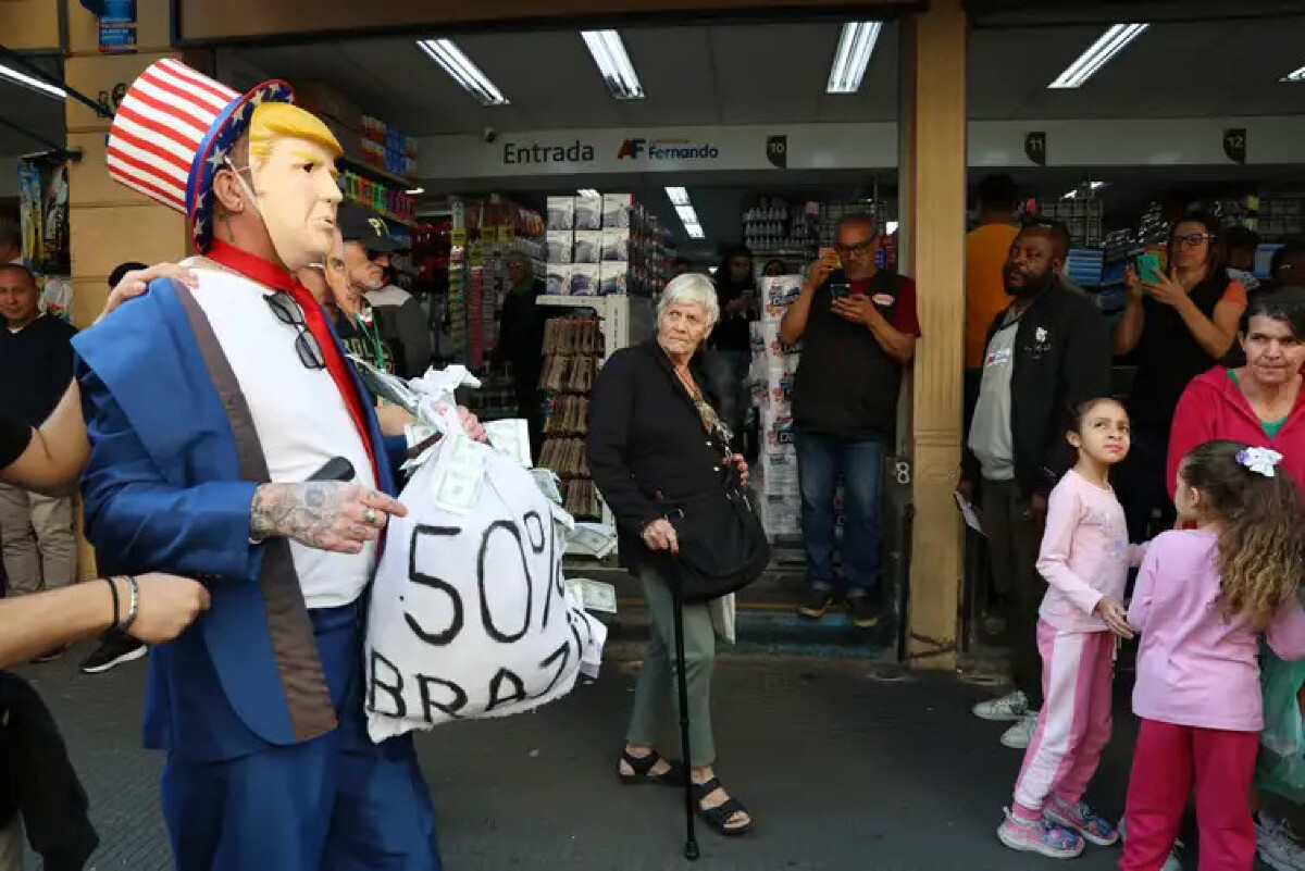 Ato de trabalhadores na 25 de Março repudia interferência de Trump