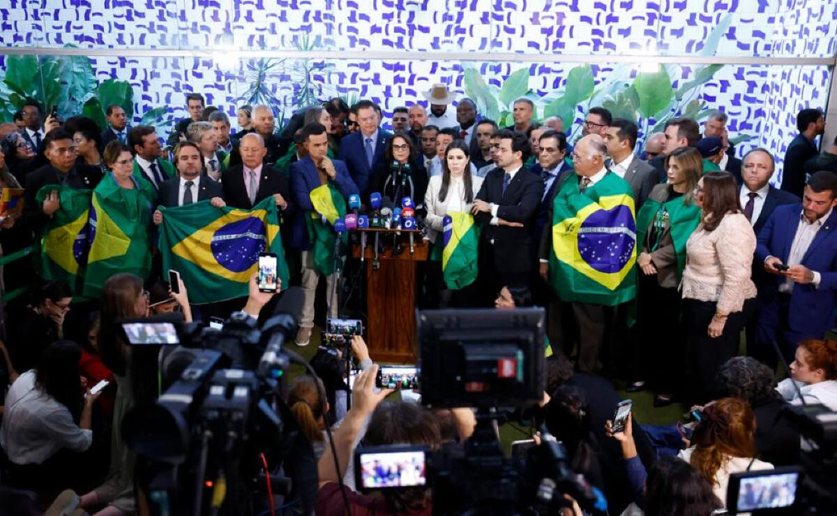 Oposição mira impeachment de Alexandre de Moraes e anistia
