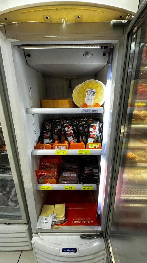 Casa de Frios é interditada por venda de alimentos vencidos