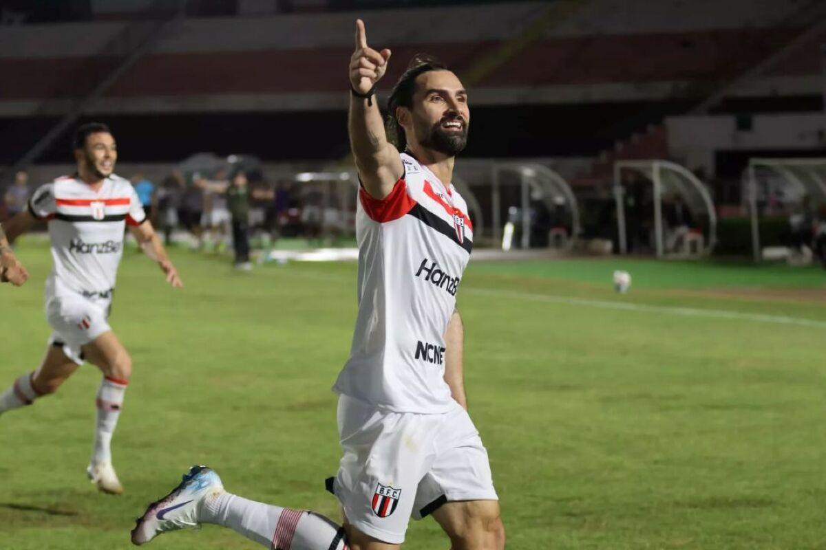 Léo Gamalho foi o destaque da partida - Foto: João Victor Menezes de Souza / Agência Botafogo