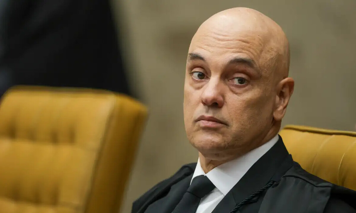 Moraes decreta prisão domiciliar de Bolsonaro
