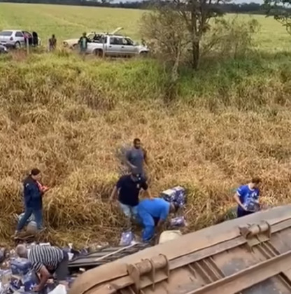 Carreta tomba e carga é saqueada na BR-163 em Mato Grosso do Sul