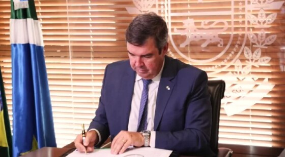 Governador Eduardo Riedel assina decreto para manter equilíbrio fiscal sem aumentar impostos no Estado