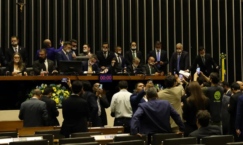 Brasília (DF), 05/08/2025 - Deputados de oposição fazem ato tampando a boca com esparadrapo durante sessão da Câmara dos Deputados