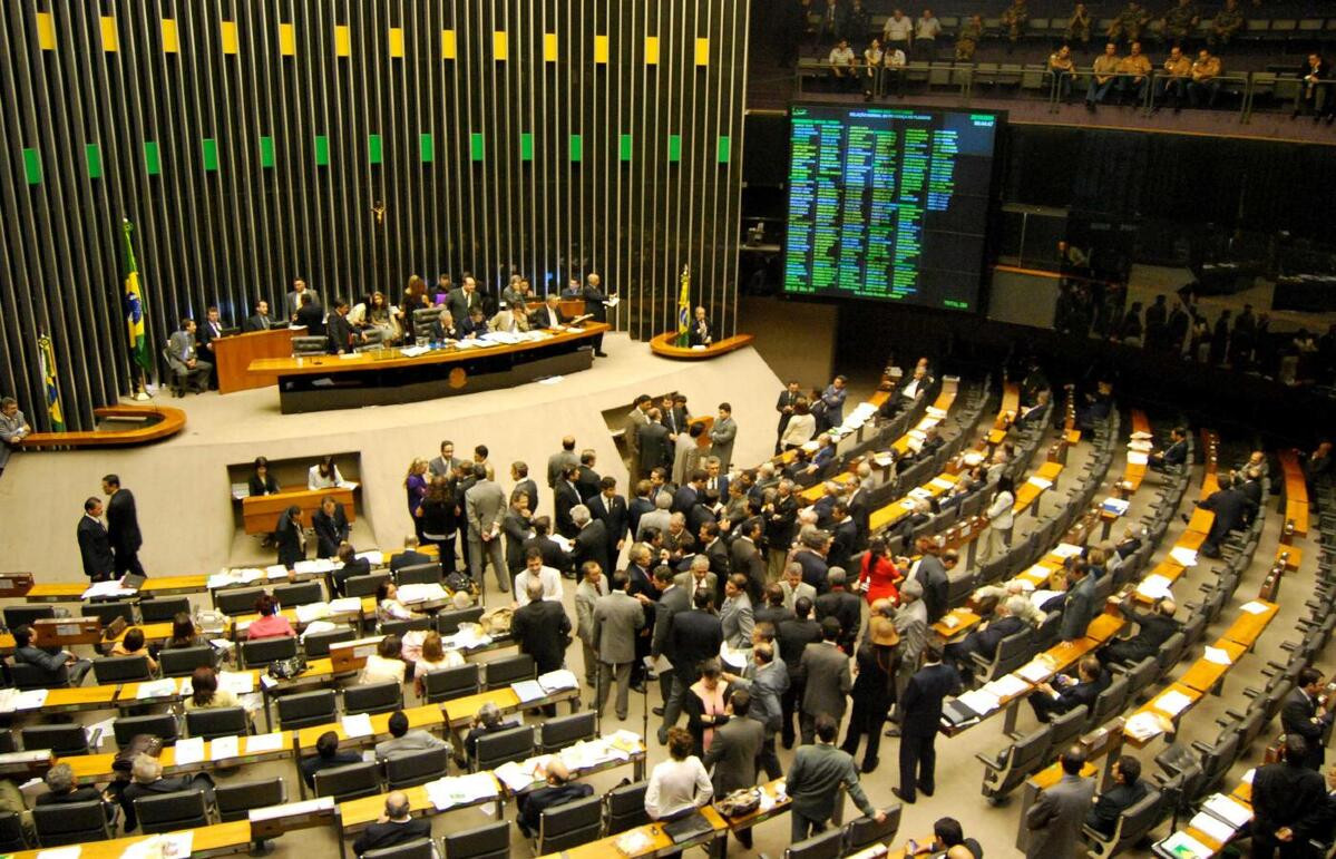 Congresso inicia semana com debates sobre anistia, reforma administrativa e tarifaço