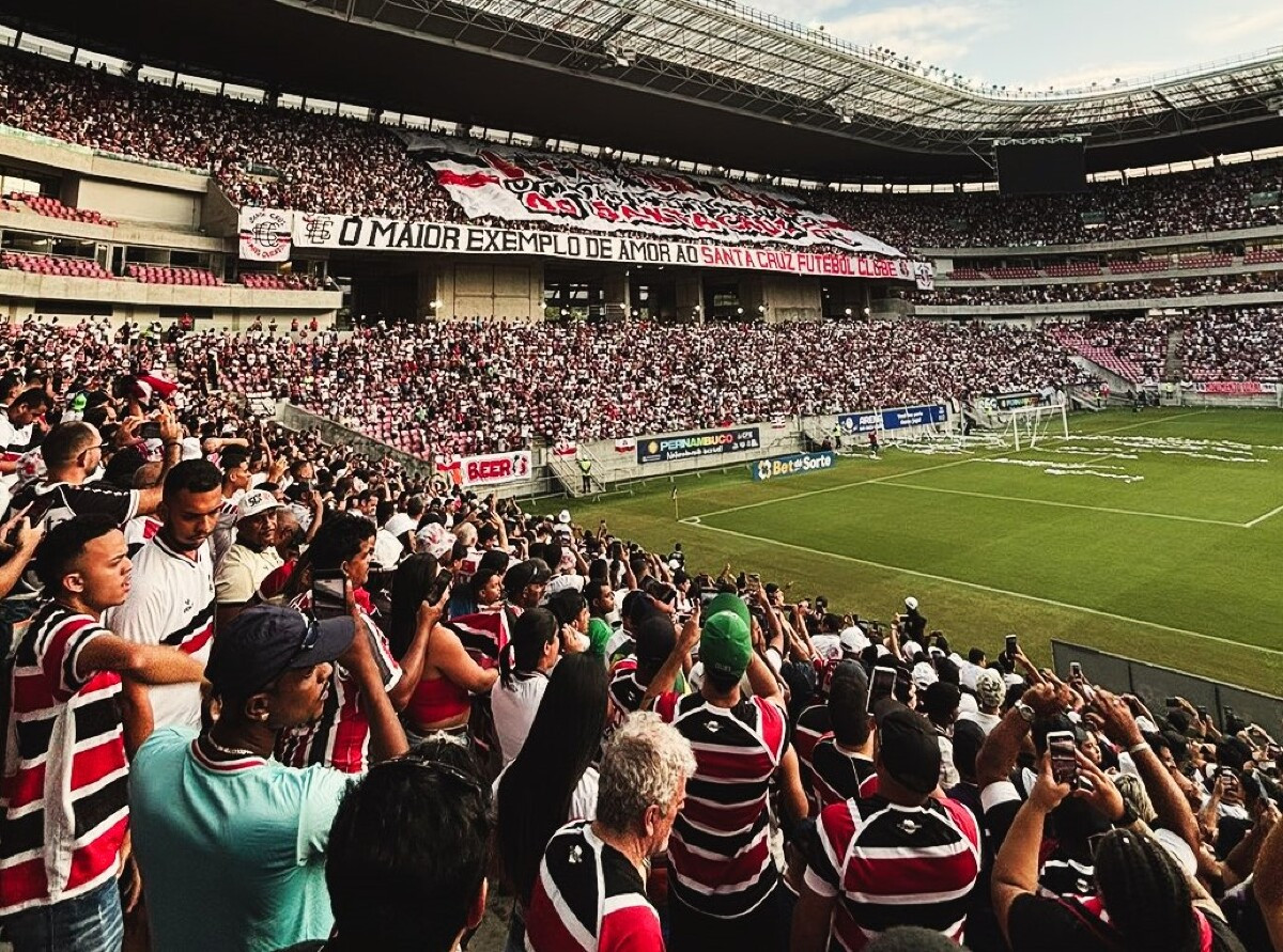Torcida do Santo Cruz na Arena Pernambuco - Brasileir&atilde;o da S&eacute;rie D de 2025