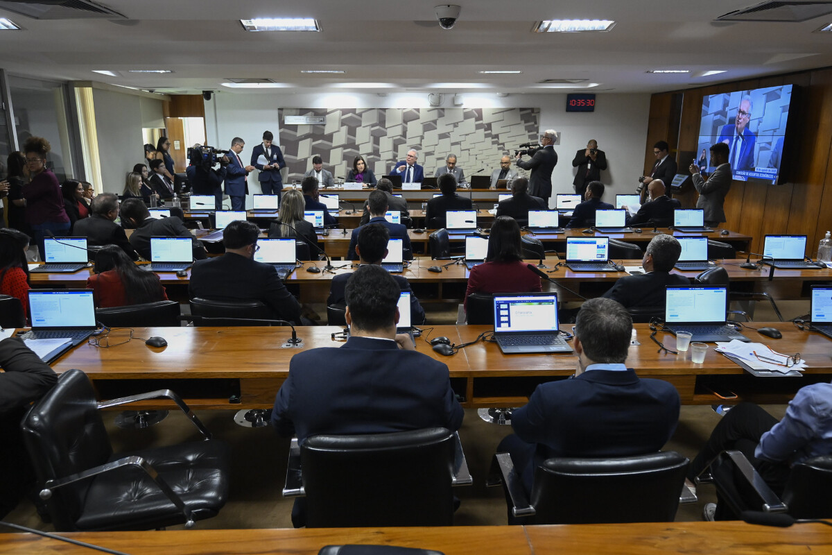Simone Tebet defende revisão de gastos e manutenção da meta fiscal