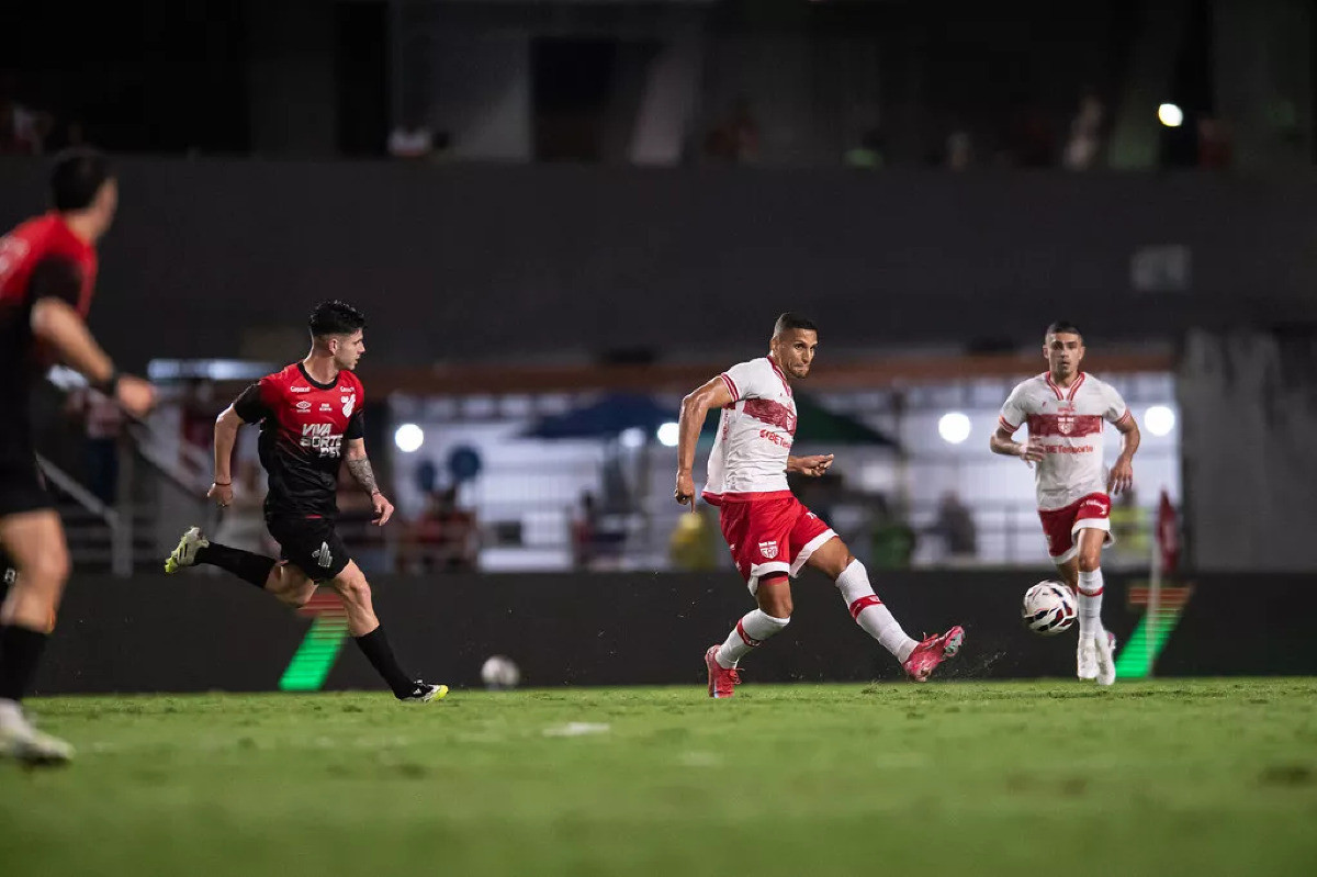 Goiás retoma a liderança em rodada marcada por polêmicas