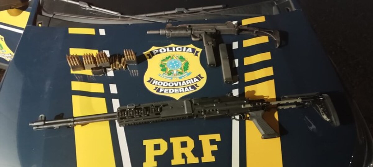 PRF apreende fuzil, submetralhadora e toneladas de drogas em caminhão