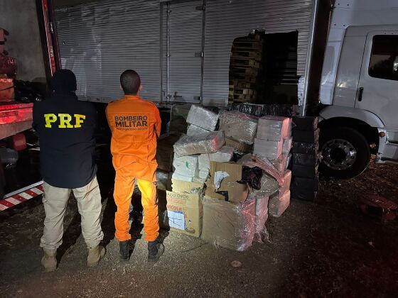 PRF apreende fuzil, submetralhadora e toneladas de drogas em caminhão