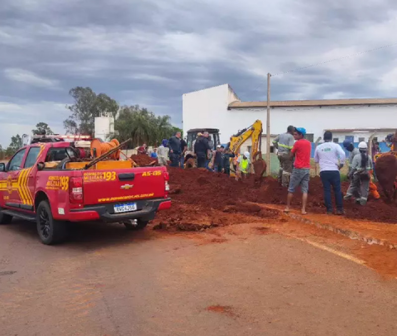 Barranco de vala de 3 metros cedeu enquanto ele trabalhava