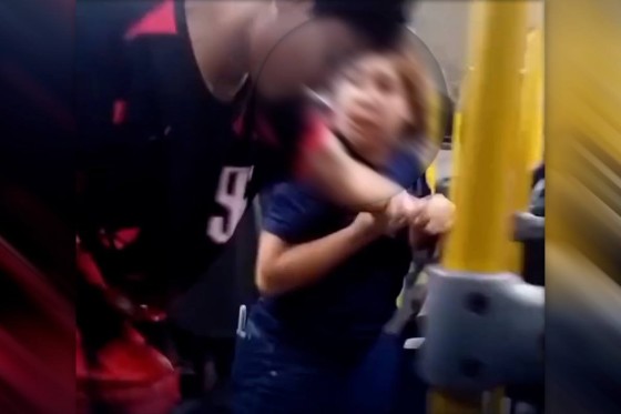 Vídeo mostra disputa e reação de outros usuários do transporte coletivo